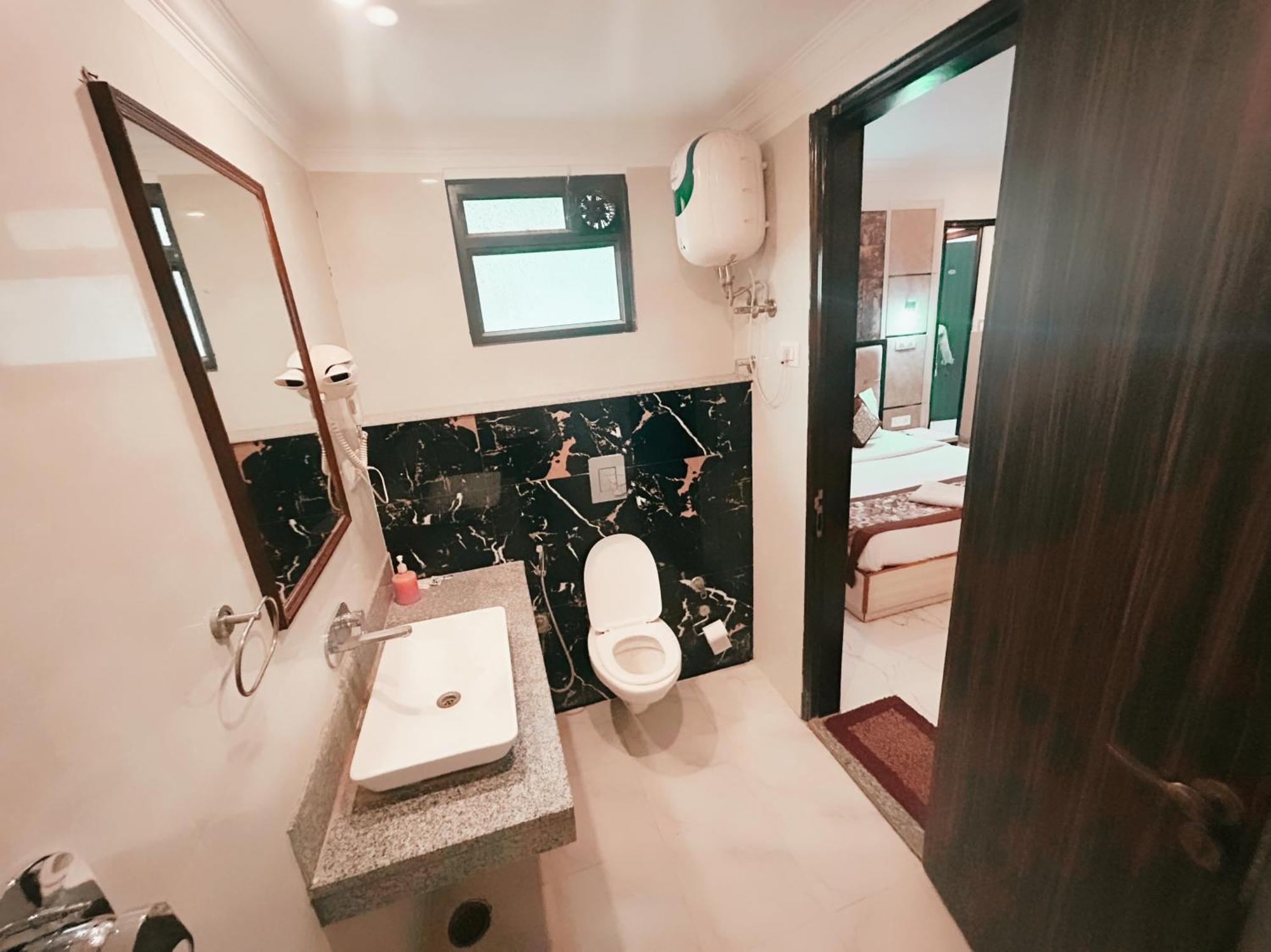 The Almora Residency - Complimentary Airport Trasnfer Hotel New Delhi Eksteriør billede