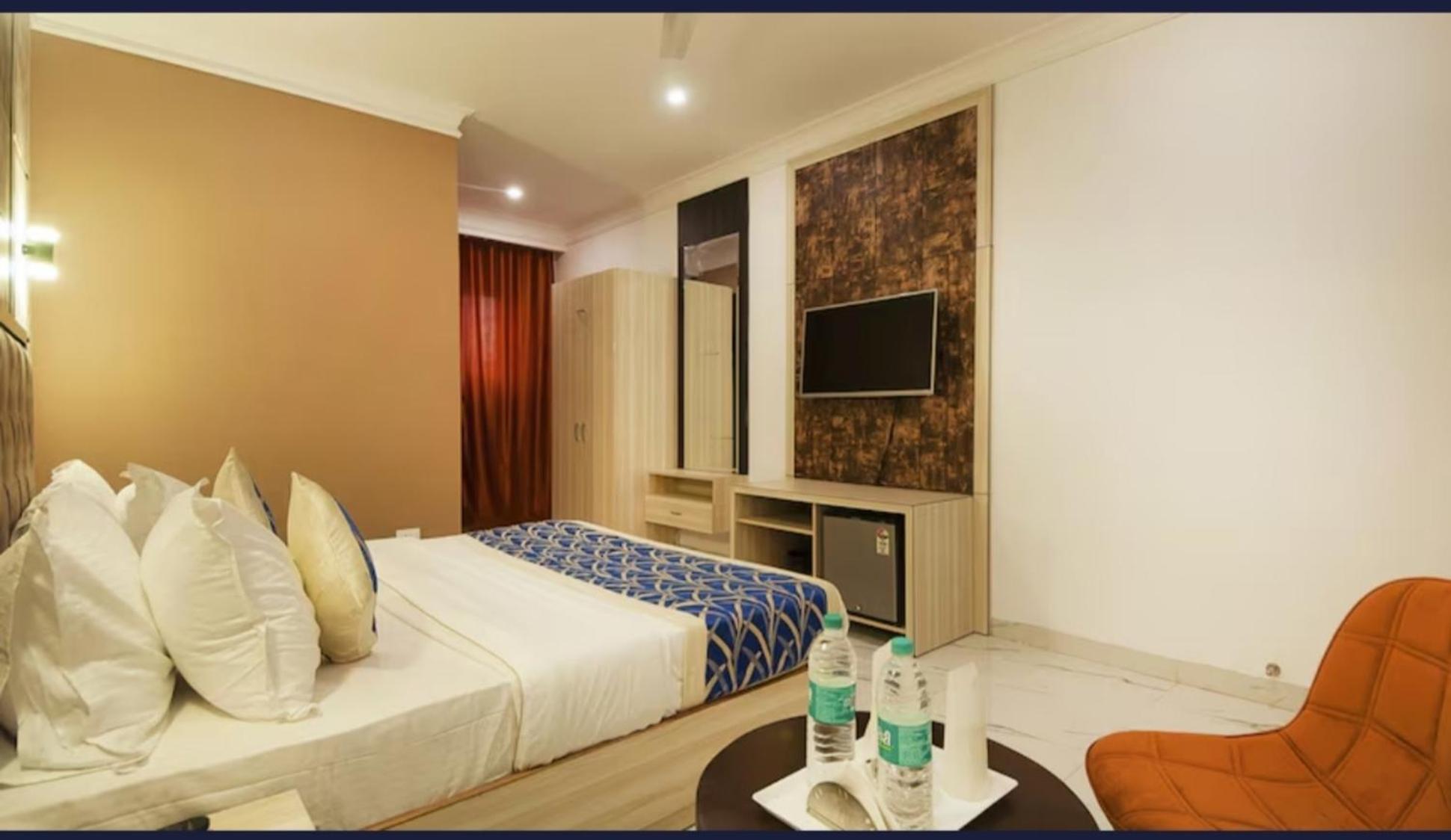 The Almora Residency - Complimentary Airport Trasnfer Hotel New Delhi Værelse billede