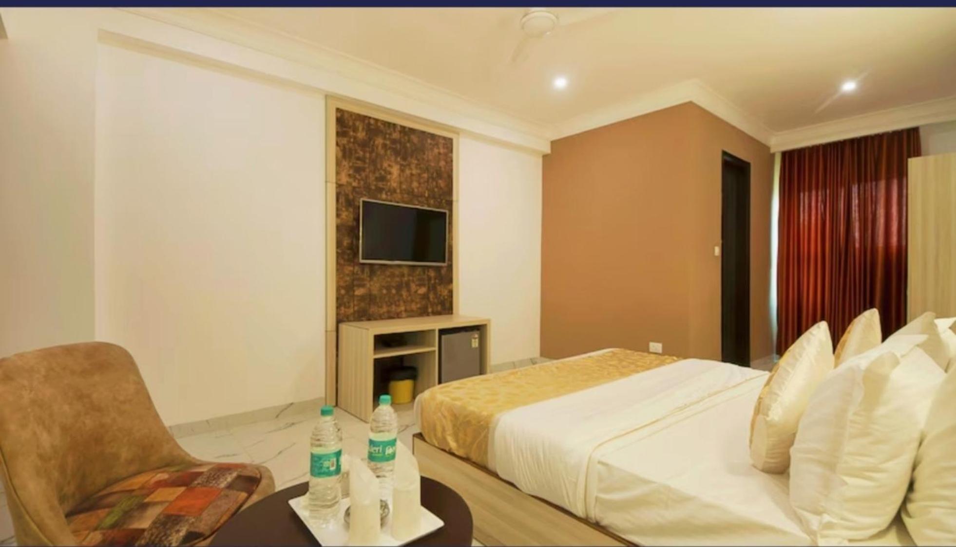 The Almora Residency - Complimentary Airport Trasnfer Hotel New Delhi Værelse billede